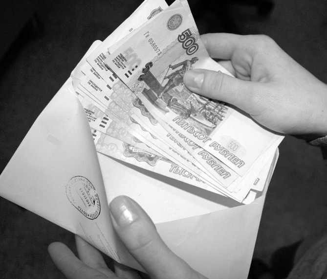 За последние годы доля работников с официальным «белым» окладом выросла, но к сожалению есть и те кто по-прежнему получают деньги «в конверте» в полном или частичном виде..